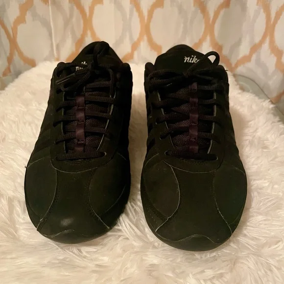 Nike Black Sneakers - Picture 2 of 6